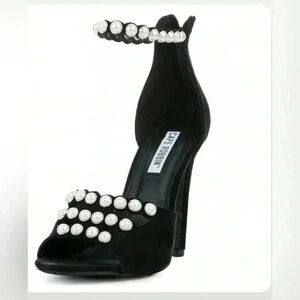 Black and Pearl Cape Robbin suede heels